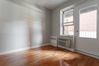 Cara Terrace in Kew Gardens, NY - Building Photo - Building Photo