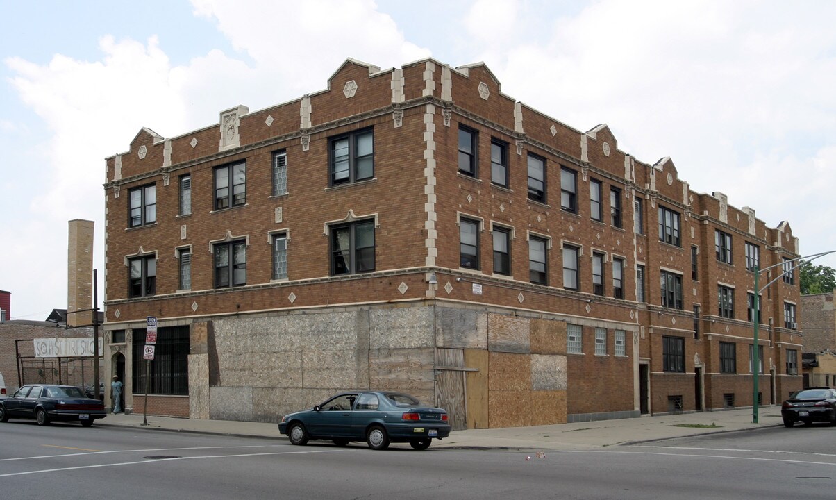 5300 W Division St in Chicago, IL - Building Photo