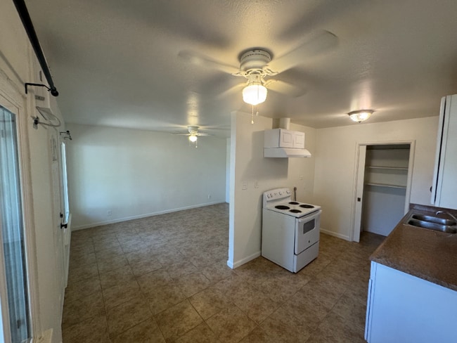 723-729 N Ferger Ave in Fresno, CA - Building Photo - Building Photo