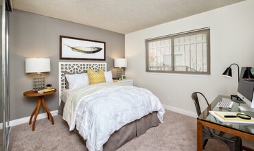 The Shadows Apartments in Mountain View, CA - Building Photo - Building Photo