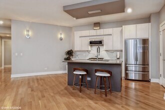680 N Milwaukee Ave in Chicago, IL - Building Photo - Building Photo