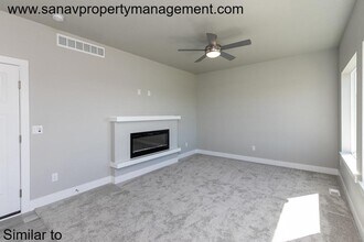 17124 Larkspur Ln in Urbandale, IA - Building Photo - Building Photo
