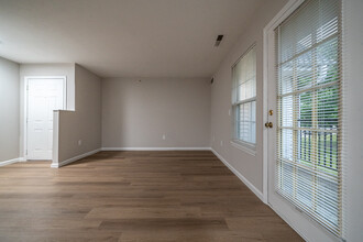 Elm Point Apartments in Bloomington, IL - Building Photo - Interior Photo