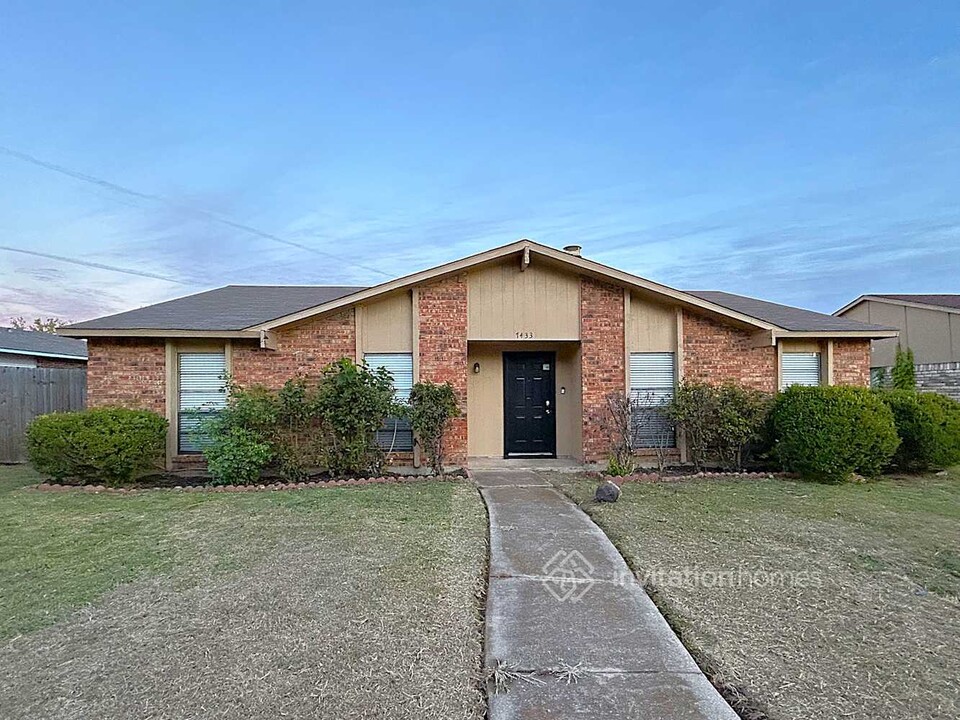 7433 Emory Oak Ln in Dallas, TX - Foto de edificio