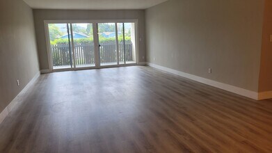 4900 Rosehedge Dr in La Mesa, CA - Building Photo - Building Photo