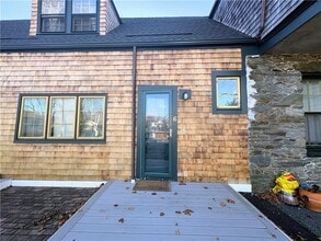 438 Wolcott Ave in Middletown, RI - Foto de edificio - Building Photo