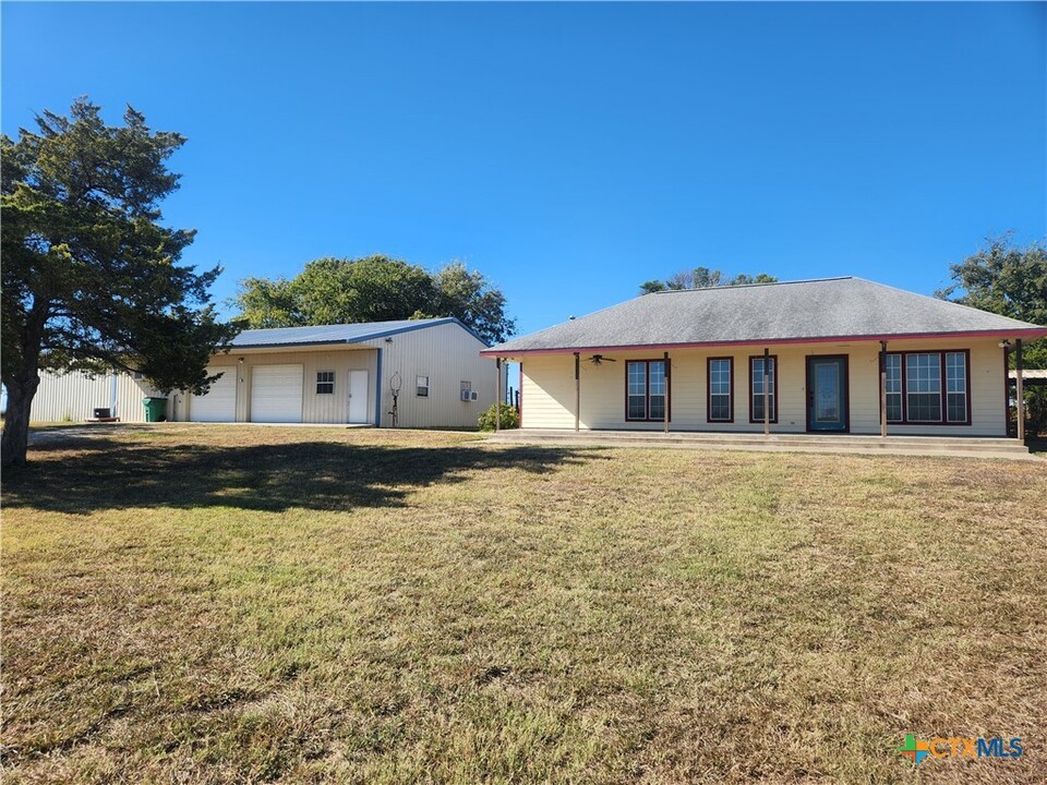 3092 State Hwy 95 in Shiner, TX - Building Photo