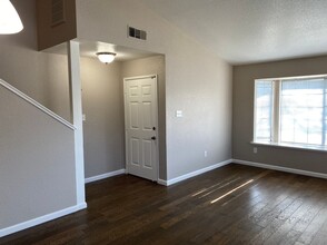 705 Ivanhoe Ln in Turlock, CA - Foto de edificio - Building Photo