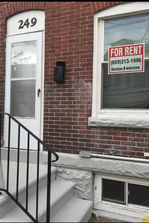 249 Grand St in Trenton, NJ - Building Photo