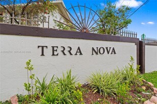 10877 NW 7th St in Miami, FL - Building Photo