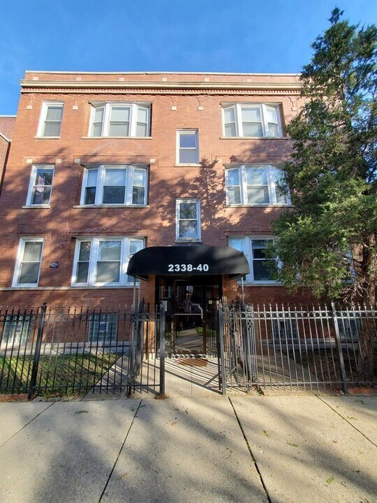 2340 W Montana St in Chicago, IL - Building Photo