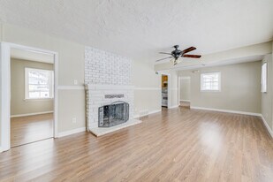 110 De Smet Dr in Florissant, MO - Building Photo