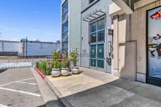 1561 Brunswig Ln in Emeryville, CA - Building Photo - Building Photo