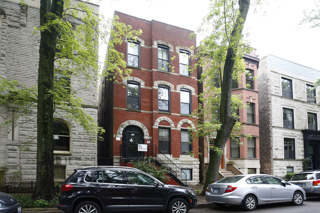 711 W Briar Pl in Chicago, IL - Foto de edificio