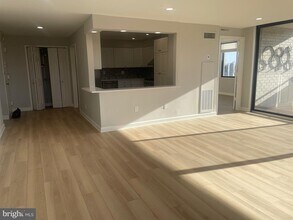 5225 Pooks Hill Rd in Bethesda, MD - Foto de edificio - Building Photo