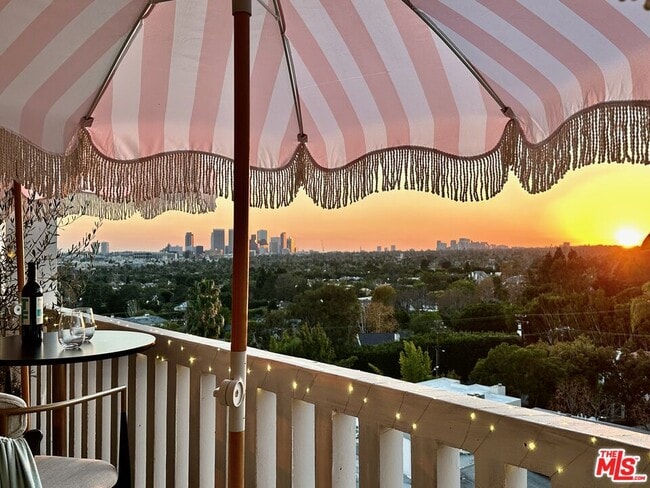 999 N Doheny Dr in West Hollywood, CA - Foto de edificio - Building Photo