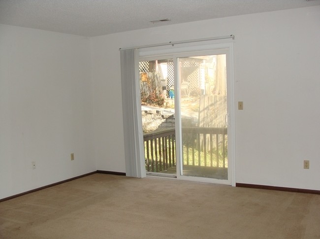 1001 College Ave Apartment Complex in Alton, IL - Building Photo - Interior Photo