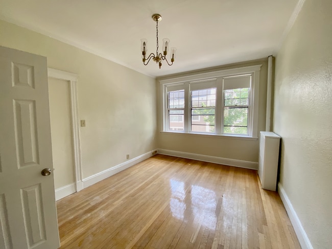 20 Alton Pl, Unit 4 in Brookline, MA - Foto de edificio - Building Photo