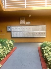 9715 Fontainebleau Blvd in Miami, FL - Foto de edificio - Building Photo