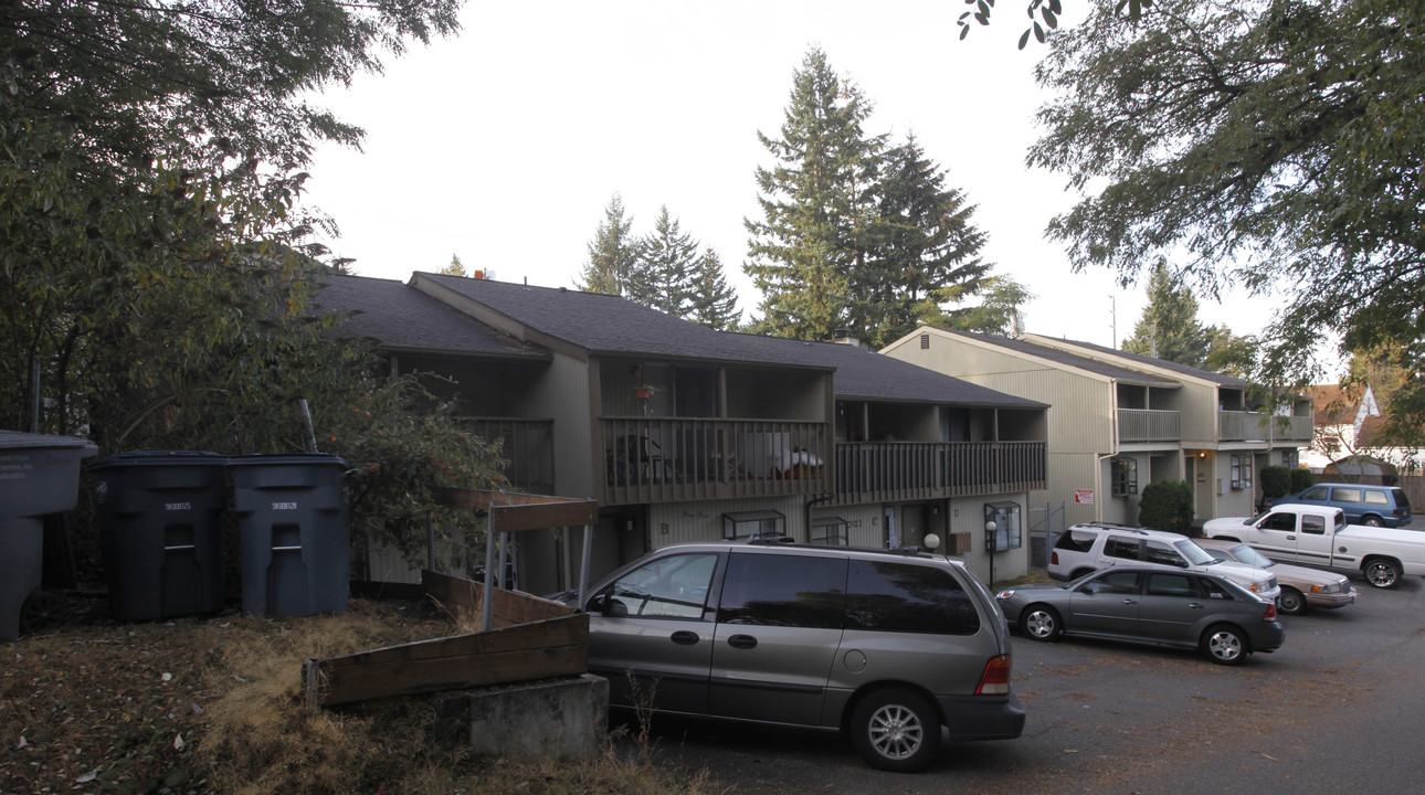 7406 31st Street Ct W in University Place, WA - Foto de edificio