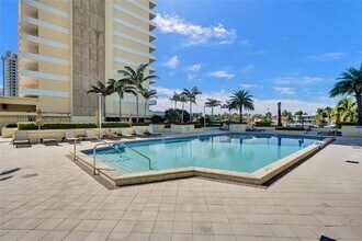5600 Collins Ave, Unit 5C in Miami Beach, FL - Building Photo - Building Photo