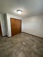 918 N Walnut St, Unit Apartment A in Olney, IL - Building Photo - Building Photo