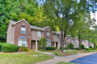 Radbourne Lake Apartments in Charlotte, NC - Foto de edificio - Building Photo