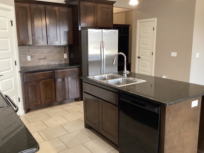 11232 NW 101st St in Yukon, OK - Foto de edificio - Building Photo