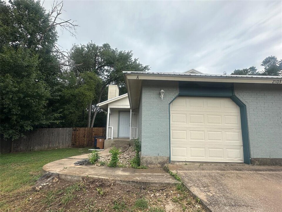 2103 Granberry Dr in Austin, TX - Foto de edificio