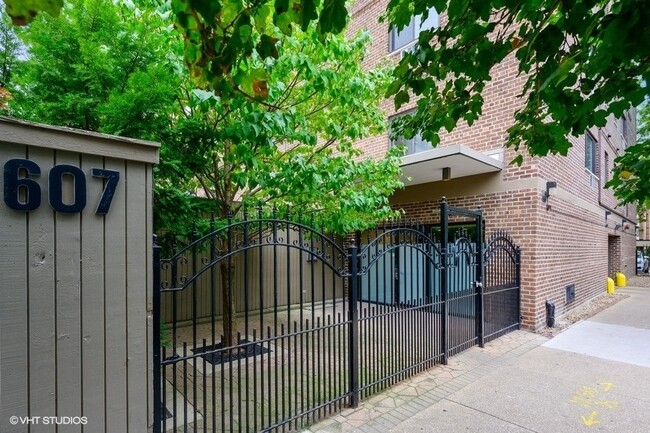 607 W Wrightwood Ave, Unit 213 in Chicago, IL - Building Photo - Building Photo