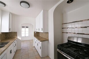 915 S Le Doux Rd in Los Angeles, CA - Building Photo