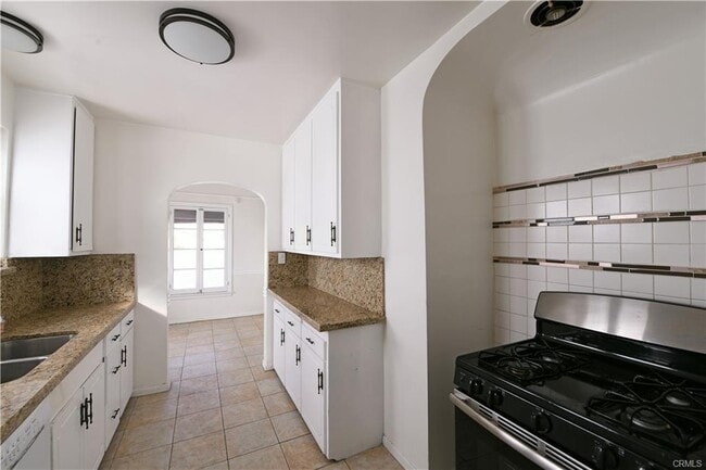 property at 915 S Le Doux Rd