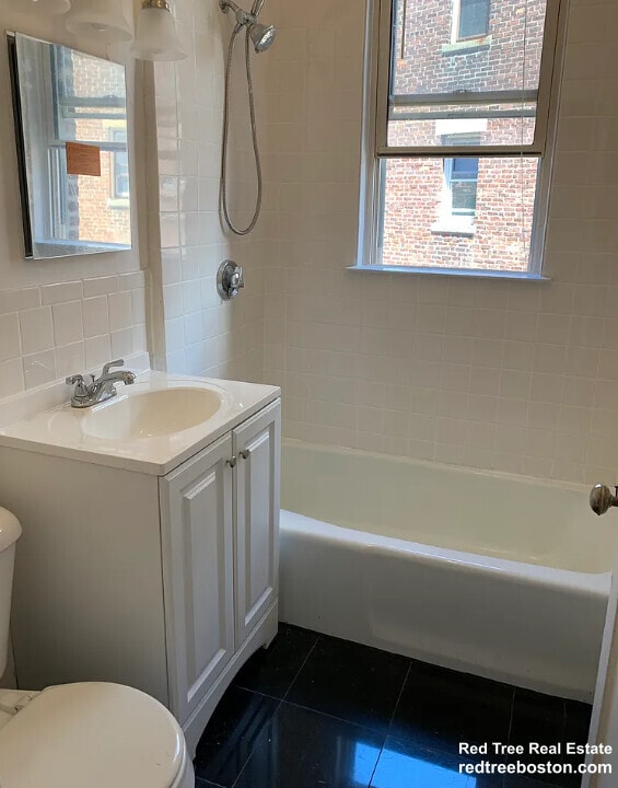 11 Scottfield Rd, Unit 7 in Boston, MA - Foto de edificio - Building Photo