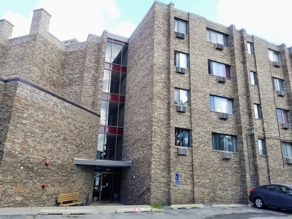 5306 N Cumberland Ave in Chicago, IL - Building Photo