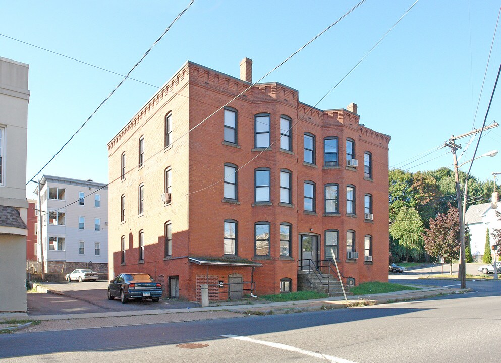 21 Divinity St in Bristol, CT - Building Photo