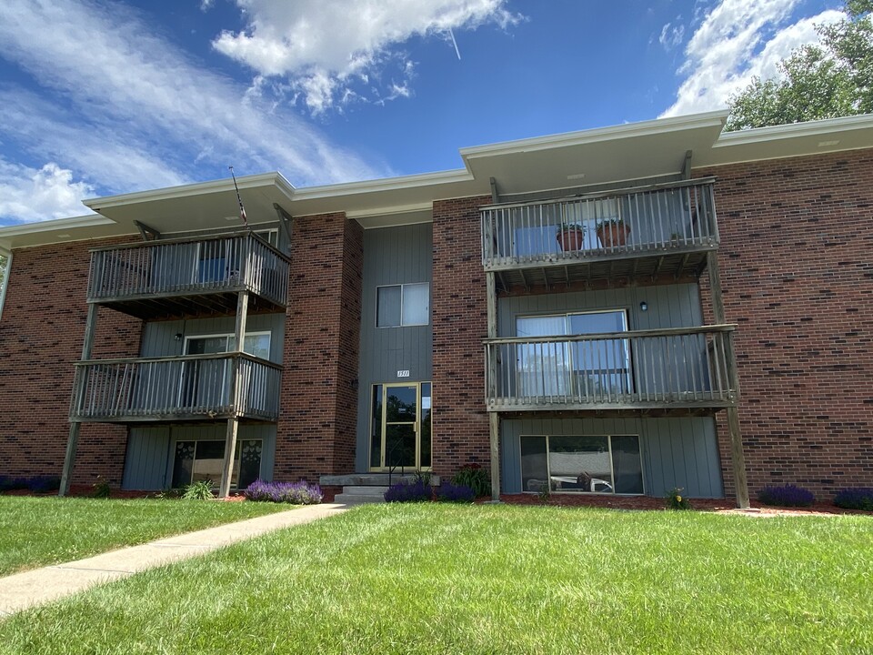 Crestaire Apartments in Bellevue, NE - Building Photo