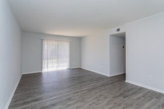 New Irving Heights in Greensboro, NC - Foto de edificio - Interior Photo