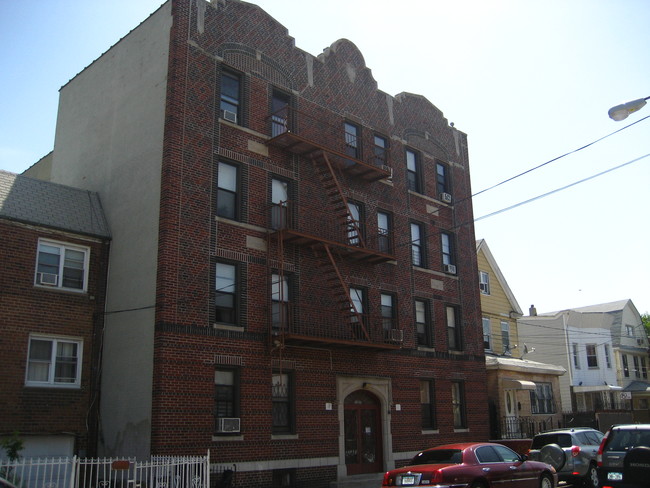 35-15 102nd St in Corona, NY - Foto de edificio - Building Photo