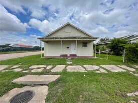 501 W 14th St in Port Arthur, TX - Building Photo