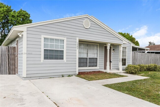 1365 Savoyard Way in Royal Palm Beach, FL - Foto de edificio - Building Photo
