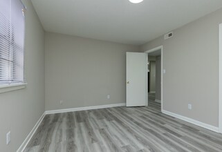 180 S Pine Lake Dr in Spartanburg, SC - Building Photo - Building Photo