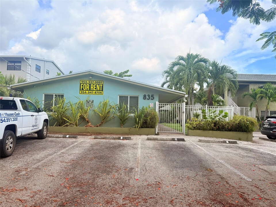 835 NE 18th Ct in Fort Lauderdale, FL - Building Photo