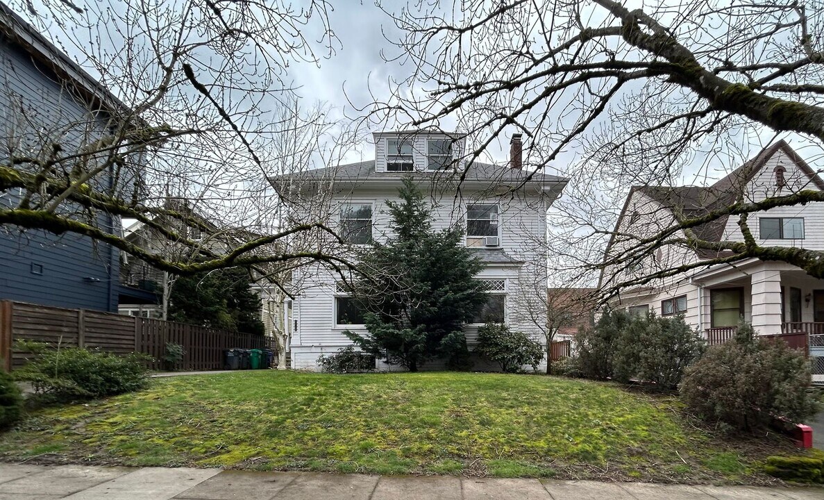 1428 SE Madison St in Portland, OR - Building Photo