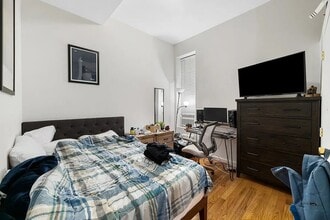 220 Sullivan St, Unit 1A in New York, NY - Building Photo - Building Photo