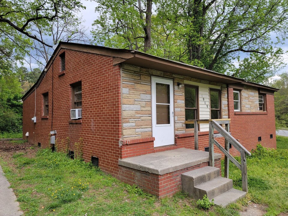 1909 Lamont Ct in Greensboro, NC - Building Photo