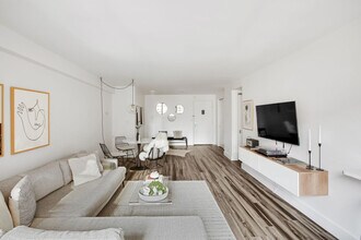 330 W 58th St in New York, NY - Building Photo - Building Photo