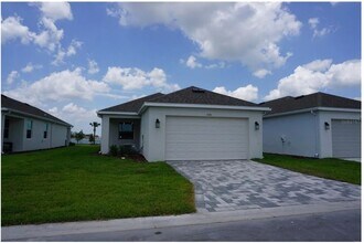 7676 Livewell Ln in Sarasota, FL - Building Photo - Building Photo