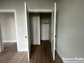 155 Everett St, Unit 201 in Boston, MA - Building Photo - Building Photo