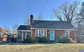 140 Stribling Ave in Charlottesville, VA - Building Photo