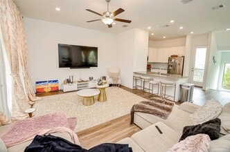11021 Mikula Dr in Houston, TX - Foto de edificio - Building Photo